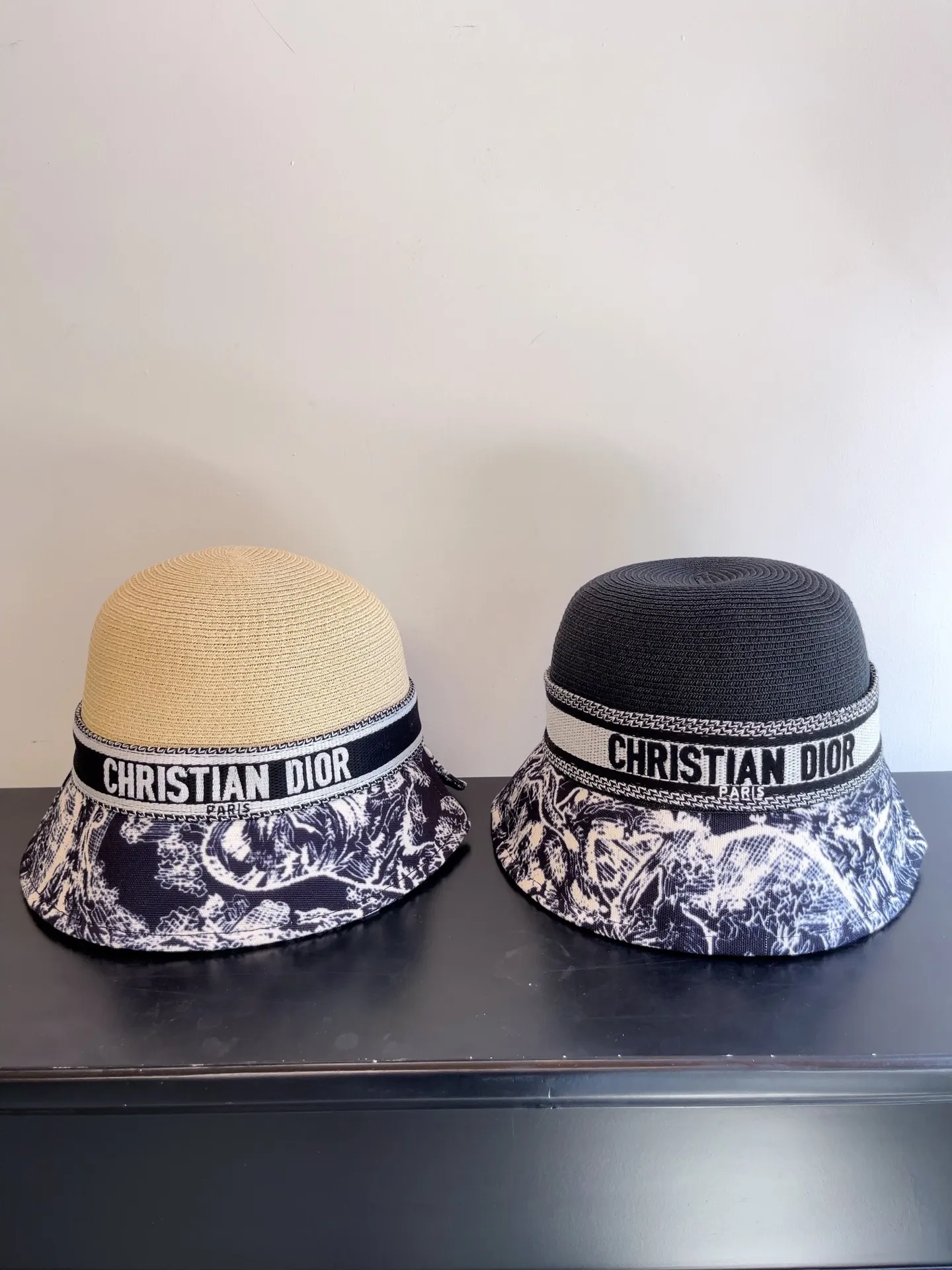New arrival ꫛꫀꪝ ❥—— 🖤Dior spliced ​​papyrus cloth spliced ​​basin hat ✨Foldable and easy to carry! ⚜️Fashionable sunshade 📣Beige and black 🎊Exclusively available