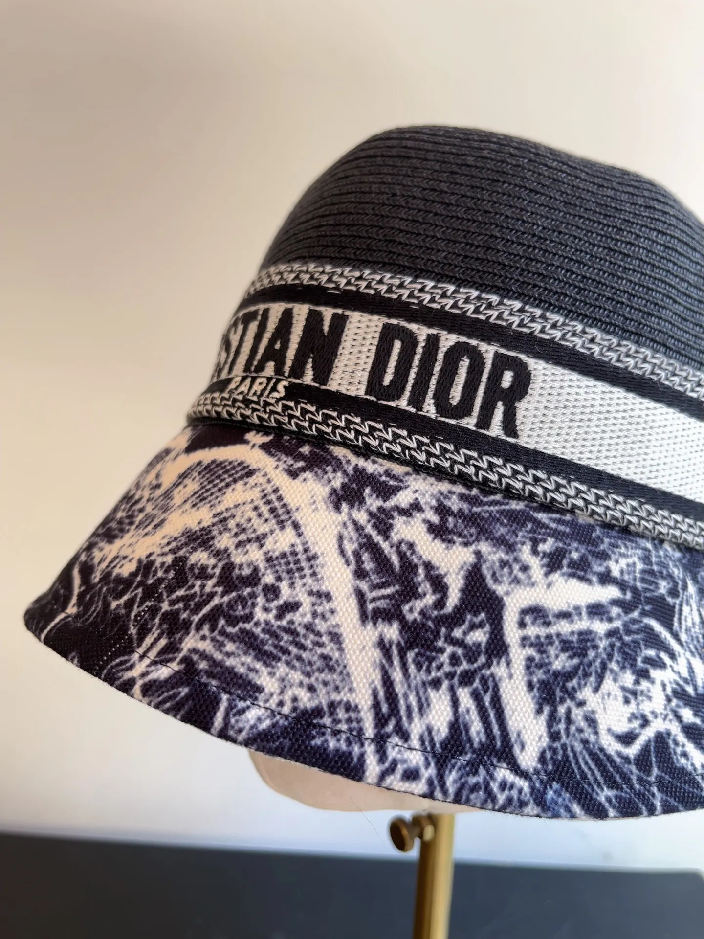 New arrival ꫛꫀꪝ ❥—— 🖤Dior spliced ​​papyrus cloth spliced ​​basin hat ✨Foldable and easy to carry! ⚜️Fashionable sunshade 📣Beige and black 🎊Exclusively available