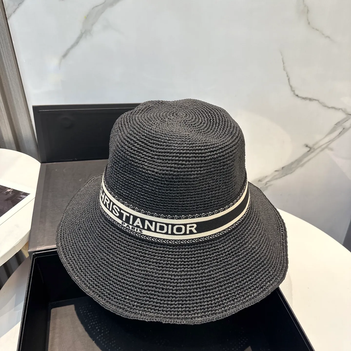 P96 Dior sun protection bucket hat is made of high density, a super tasteful hat that shows off your face and is small ~ your first choice for travel! The hat is super beautiful in shape and color, lightweight and foldable! A must-have for little fairies🧚Head circumference 57cm