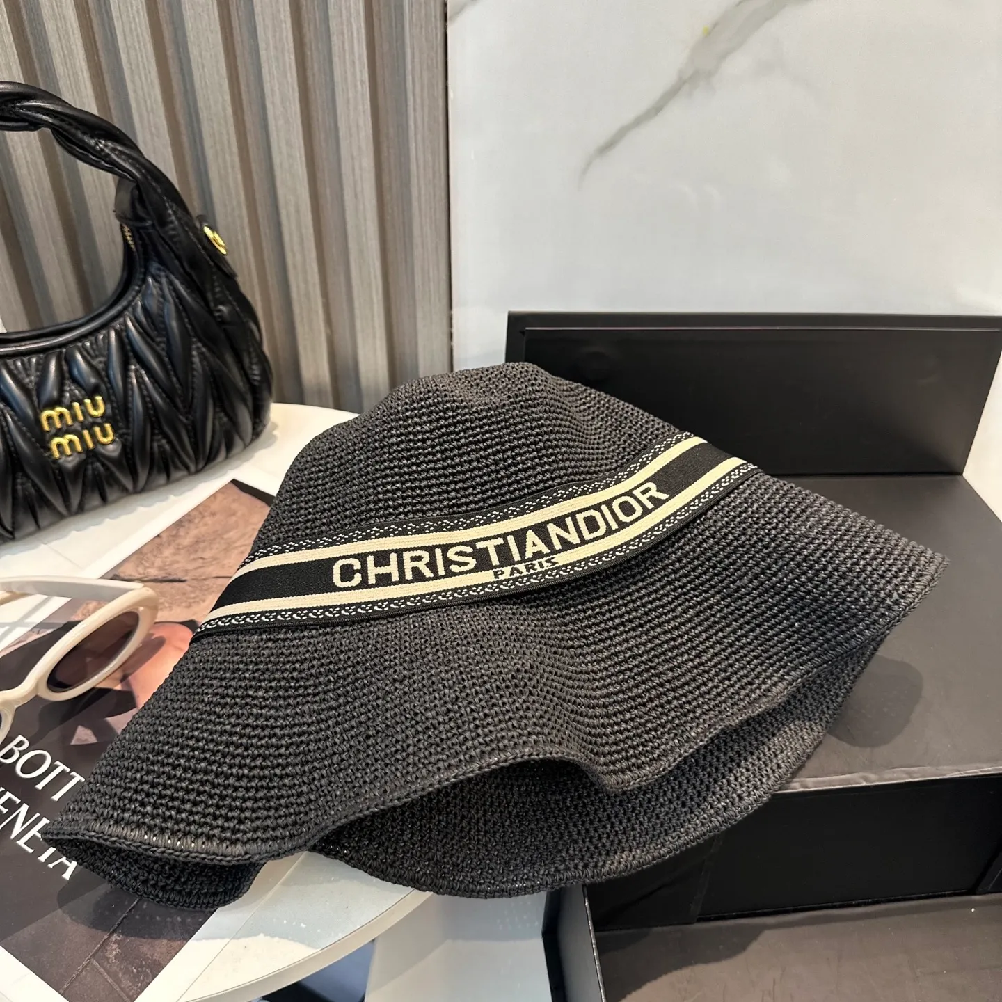 P96 Dior sun protection bucket hat is made of high density, a super tasteful hat that shows off your face and is small ~ your first choice for travel! The hat is super beautiful in shape and color, lightweight and foldable! A must-have for little fairies🧚Head circumference 57cm