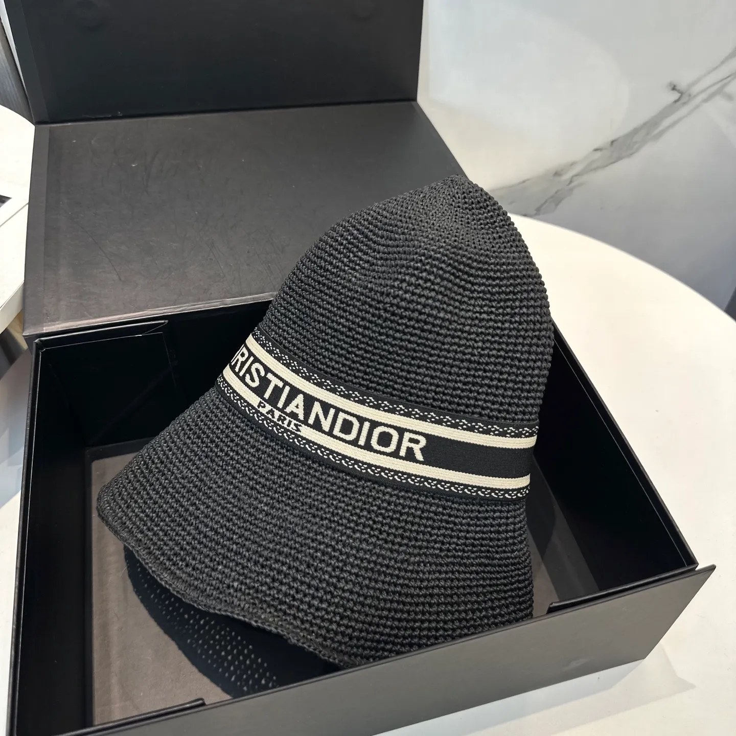 P96 Dior sun protection bucket hat is made of high density, a super tasteful hat that shows off your face and is small ~ your first choice for travel! The hat is super beautiful in shape and color, lightweight and foldable! A must-have for little fairies🧚Head circumference 57cm