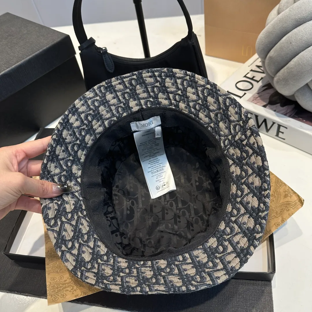 Batch 240 Dior Montaigne bucket hat, whoever wears it will be more beautiful. Create a unique sense of fashion inspired by the elegance of Avenue Montaigne. The delicate leather trim is cleverly matched with the hat body, highlighting the exquisite craftsmanship. The unique hat design fits the curve of the head, making it comfortable and fashionable to wear. Whether on the sunny beach or on the bustling city streets, it can be your perfect match. Instantly enhance your aura, make you stand out from the crowd, easily gain the fashion C position, and become the darling of the fashion circle.