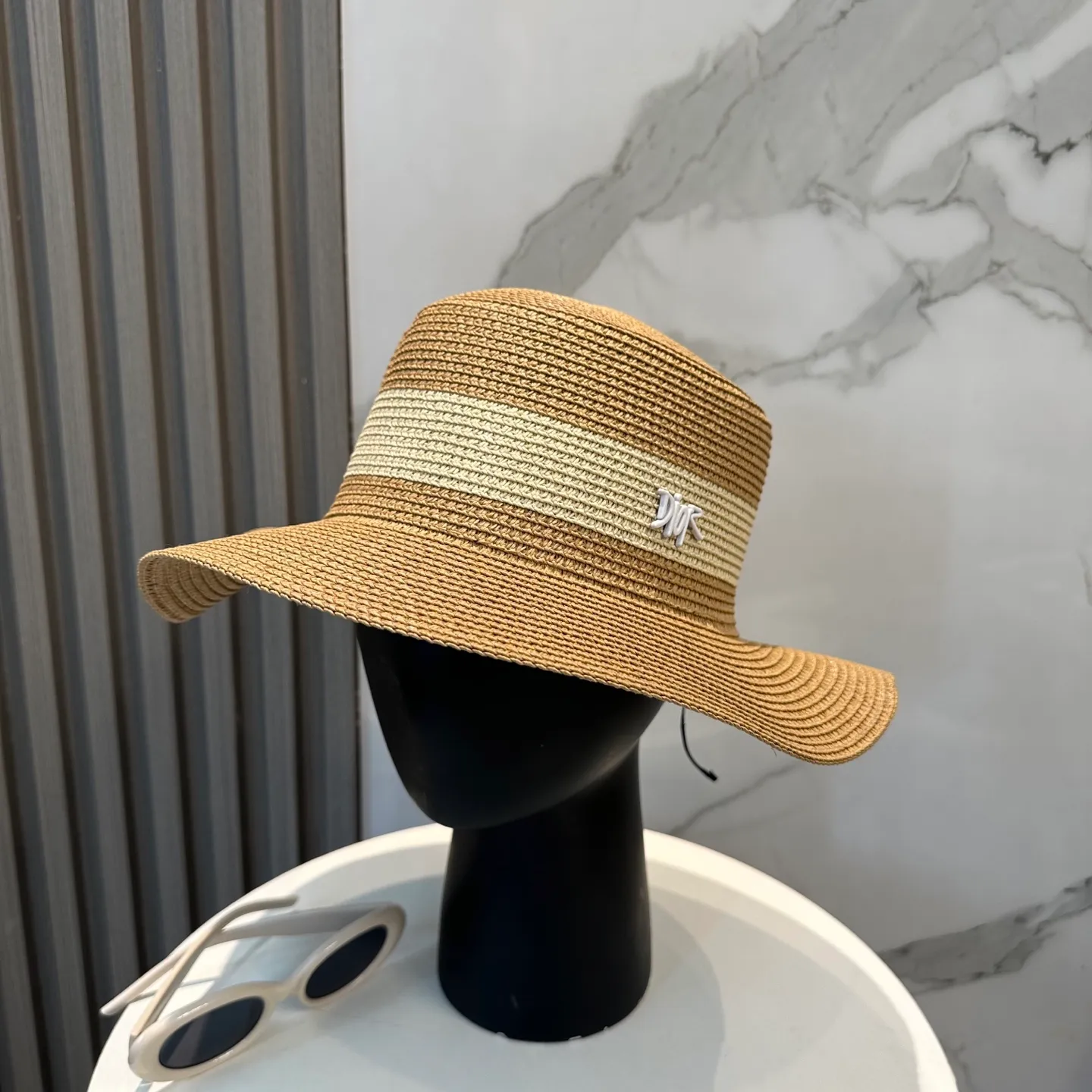 P70 Dior2025 new straw hat, advanced customization, lady style, attention to detail, sun protection and UV protection in summer, a must-have for travel, versatile and good-looking