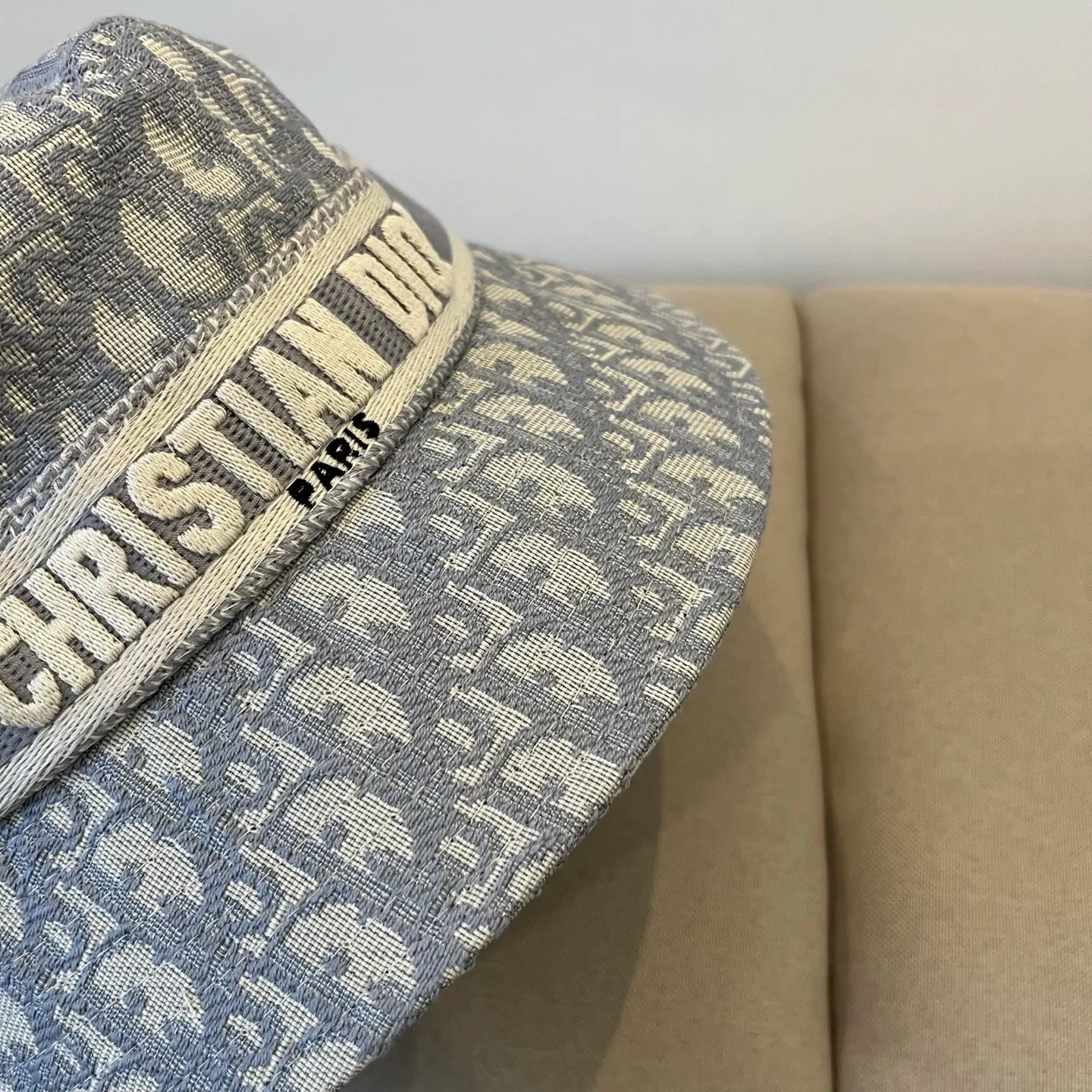 P70 [DIOR Dior] is a new and popular simple bucket hat. It is shipped in new style. It is very easy to match with big-name models. Hurry up and get it!