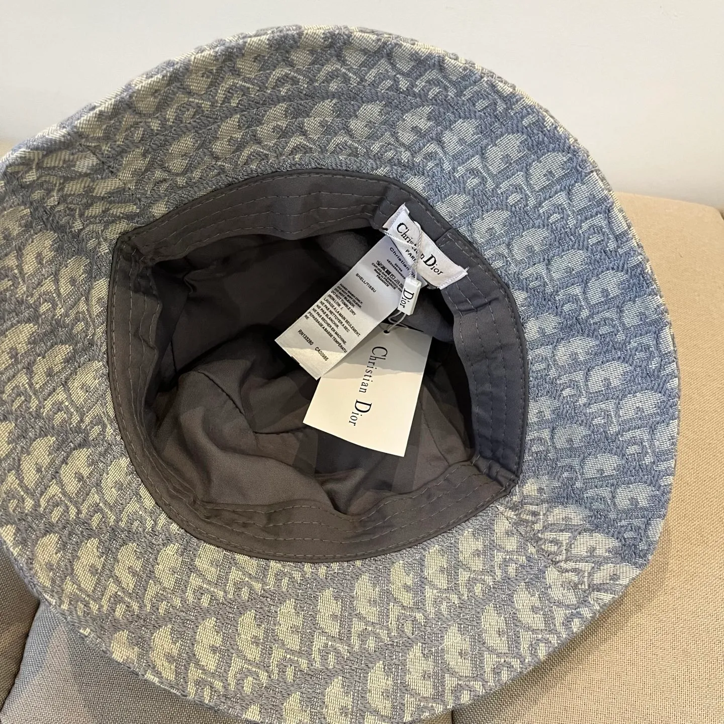 P70 [DIOR Dior] is a new and popular simple bucket hat. It is shipped in new style. It is very easy to match with big-name models. Hurry up and get it!