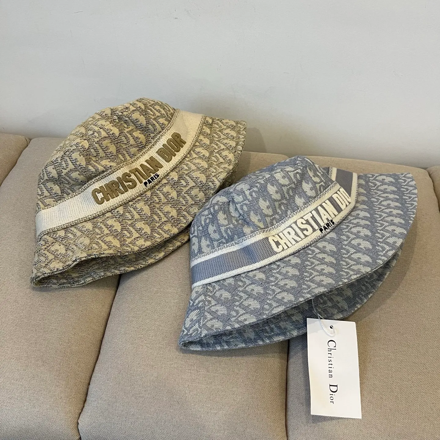 P70 [DIOR Dior] is a new and popular simple bucket hat. It is shipped in new style. It is very easy to match with big-name models. Hurry up and get it!