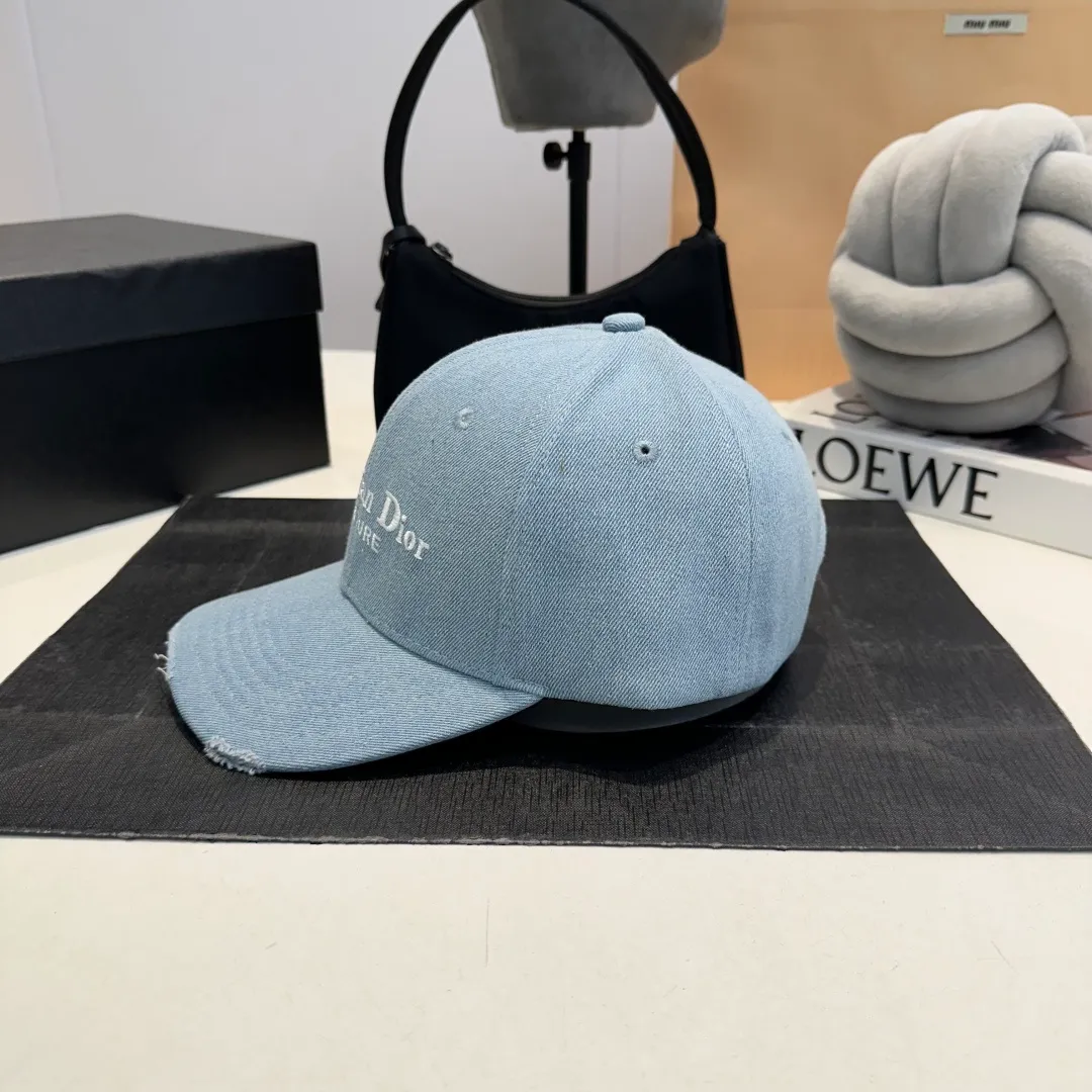 P60 DIOR Dior embroidery Presbyopia D’s baseball cap🧢, super popular