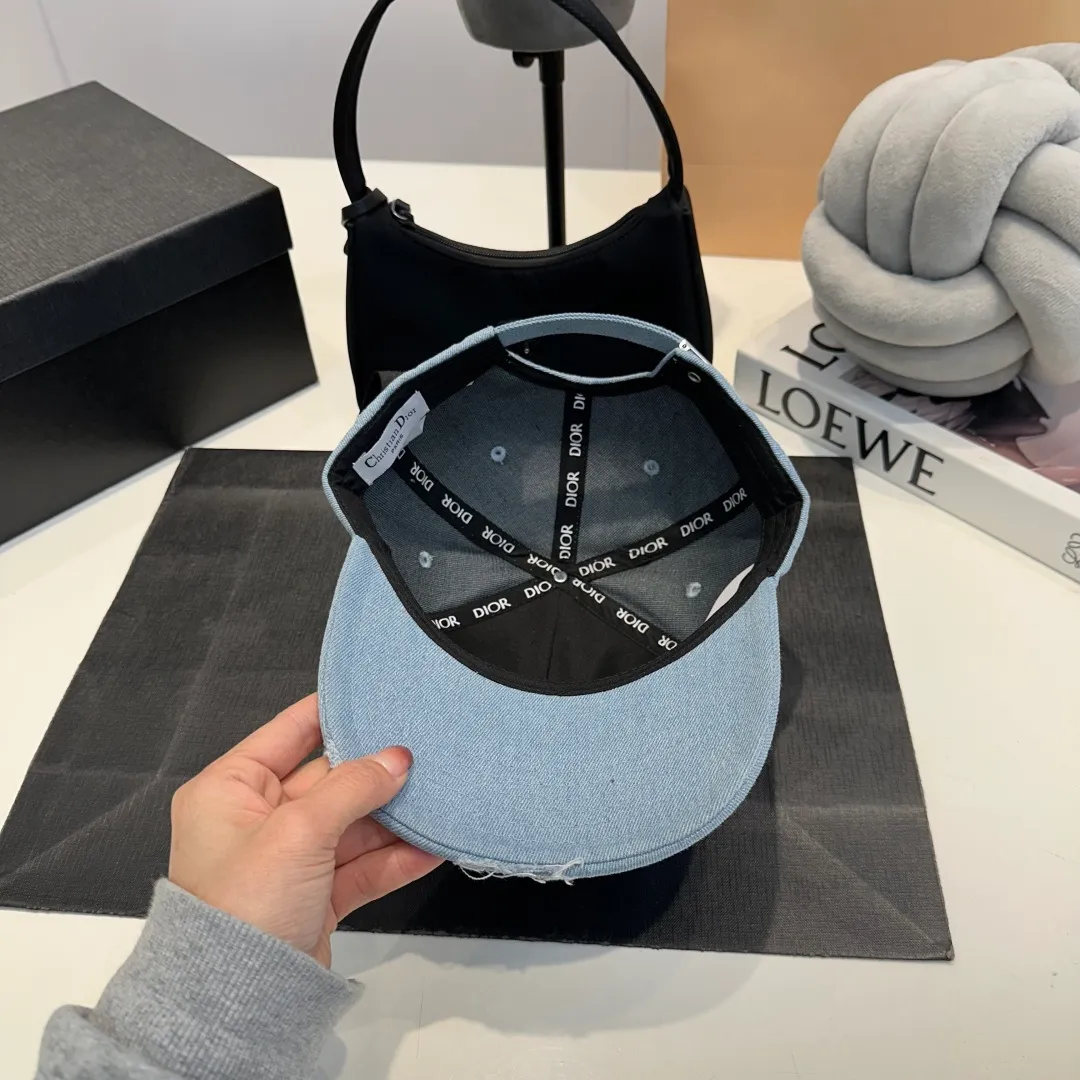 P60 DIOR Dior embroidery Presbyopia D’s baseball cap🧢, super popular