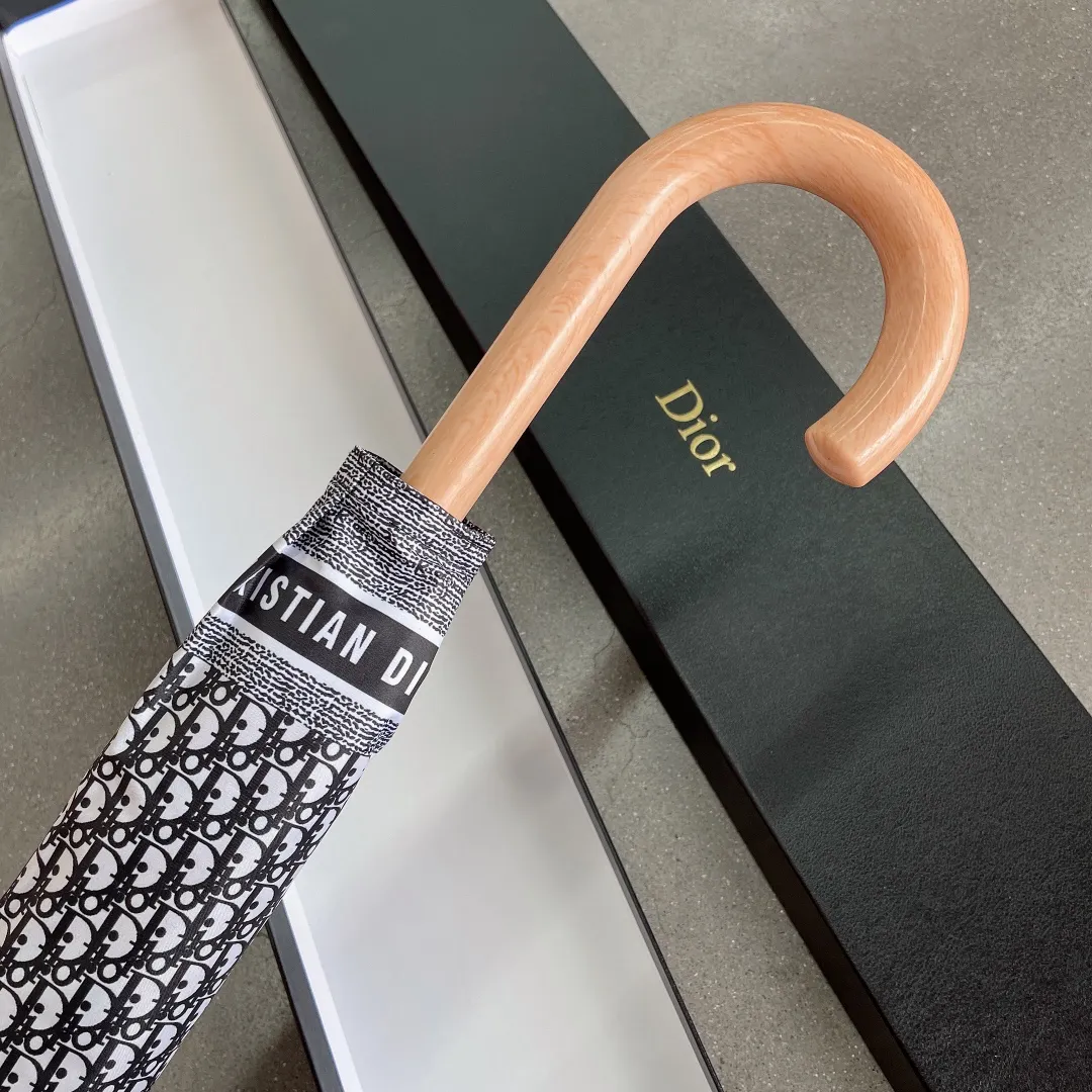 P160 Dior (Dior) long umbrella is definitely a great benefit for consumers this year. A product that Dior lovers should not miss. Comes with high-end original packaging🔥🔥Same style as popular stars. Fully automatic one-click opening. Elegant solid wood handle. Luxurious and comfortable. Super grip. Alkaline-free fiber ribs have large-angle bending resistance. Very strong and flexible. Strong wind resistance. Unique pattern luxury highlights taste. Grand and exquisite. New coating technology umbrella cloth Brings surprising shading effect, better sun protection and heat insulation performance, only needs to be flicked gently, the water repellent effect is visible, the metal umbrella cap is formed in one piece, and is more wear-resistant than plastic umbrella caps, giving you higher specifications and better enjoyment, comes with a gift box