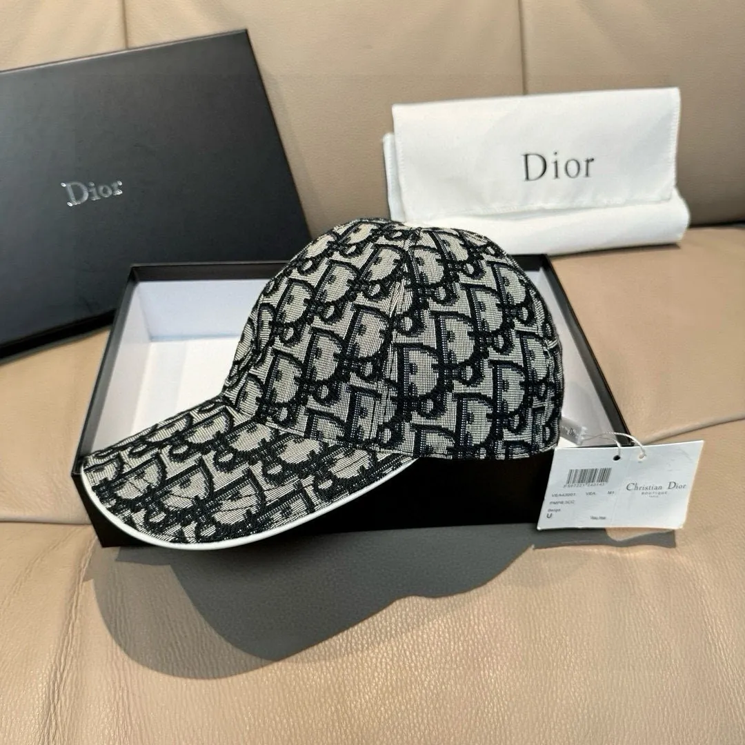 p90, Dior's new original baseball cap, Dior presbyopia, full of retro charm, popular out of stock at counters, 1:1 mold customization, original canvas fabric + first-layer cowhide, pure cotton lining, light and breathable! The quality is great, the basic head circumference is 56cm, and the patch is adjustable.