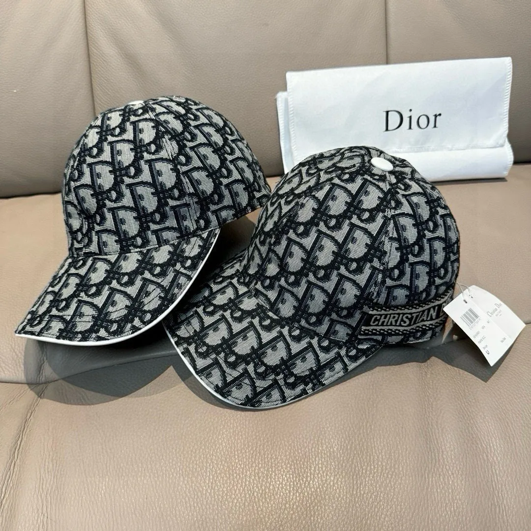 p90, Dior's new original baseball cap, Dior presbyopia, full of retro charm, popular out of stock at counters, 1:1 mold customization, original canvas fabric + first-layer cowhide, pure cotton lining, light and breathable! The quality is great, the basic head circumference is 56cm, and the patch is adjustable.