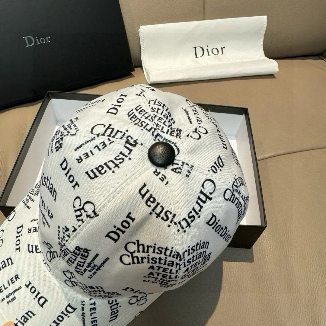 p90, Dior's new original baseball cap, Christian Dior screen printing, full of retro charm, popular out of stock at counters, 1:1 mold customization, original canvas fabric + first-layer cowhide, pure cotton lining, light and breathable! The quality is great, the basic head circumference is 56cm, and the patch is adjustable.