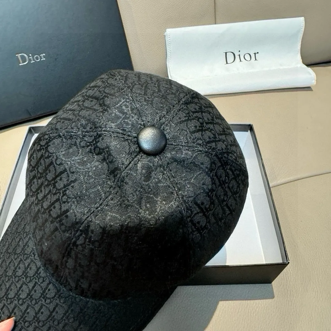 p90 New model shipped, Dior (Dior) new original baseball cap, Dior presbyopia, full of retro charm, popular out of stock at counters, 1:1 mold customization, original canvas fabric + first layer of cowhide, pure cotton lining, light and breathable! The quality is great, the basic head circumference is 56cm, and the patch is adjustable.