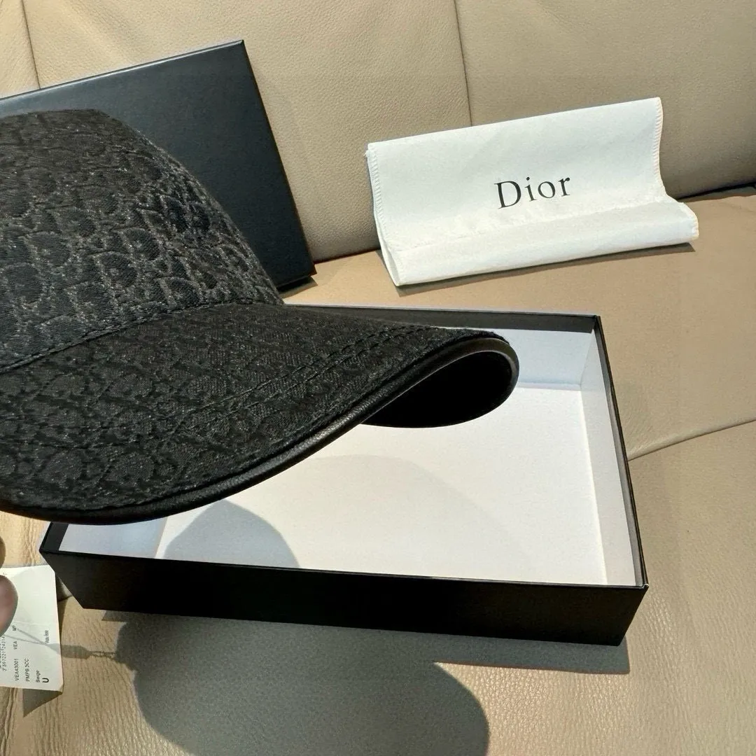 p90 New model shipped, Dior (Dior) new original baseball cap, Dior presbyopia, full of retro charm, popular out of stock at counters, 1:1 mold customization, original canvas fabric + first layer of cowhide, pure cotton lining, light and breathable! The quality is great, the basic head circumference is 56cm, and the patch is adjustable.