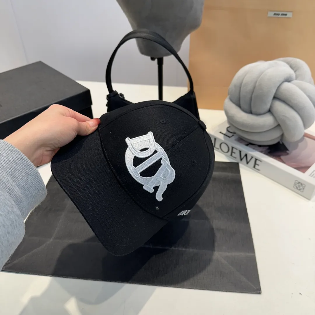 P60 Dior Baseball Cap🧢Simple and elegant❤Fashionable and generous🌹Low-key luxury. Sun protection, fashionable and versatile. Dear, hurry up and get it🤩You deserve it! Adjustable size!