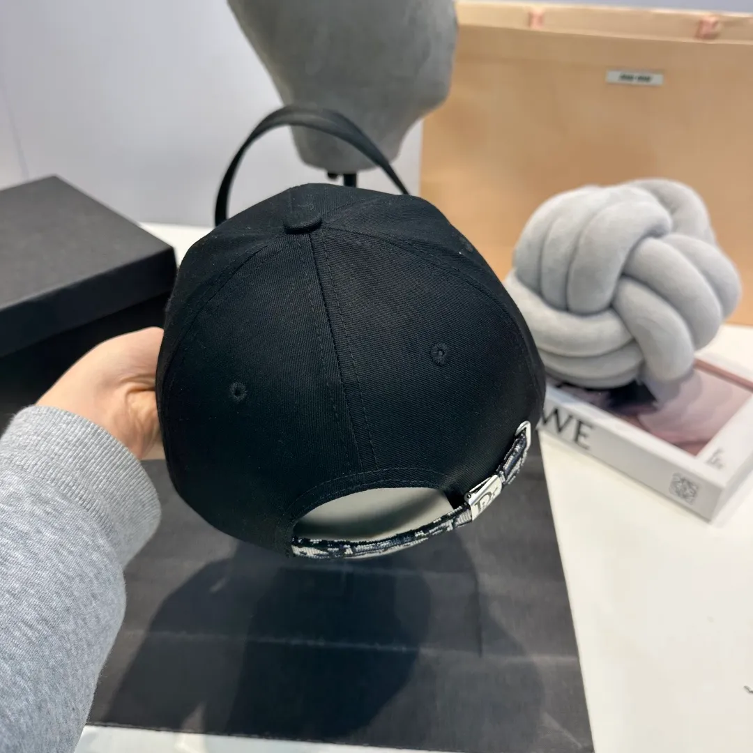 P60 Dior Baseball Cap🧢Simple and elegant❤Fashionable and generous🌹Low-key luxury. Sun protection, fashionable and versatile. Dear, hurry up and get it🤩You deserve it! Adjustable size!