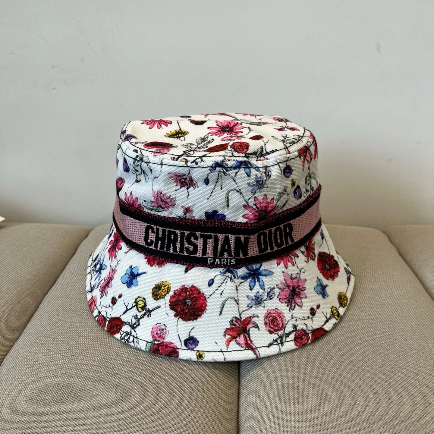 P70 [DIOR Dior] is a new and popular simple bucket hat. It is shipped in new style. It is very easy to match with big-name models. Hurry up and get it!