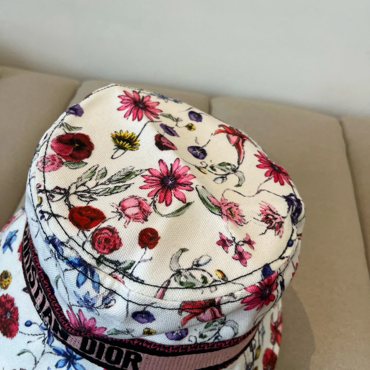 P70 [DIOR Dior] is a new and popular simple bucket hat. It is shipped in new style. It is very easy to match with big-name models. Hurry up and get it!