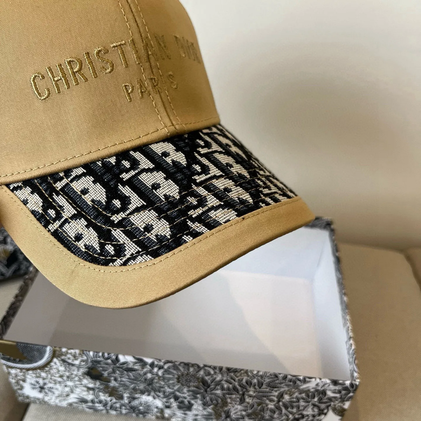P60 [DIOR Dior] new popular simple baseball cap 🧢, new model shipped, big brand style is super easy to match, hurry up and get it!