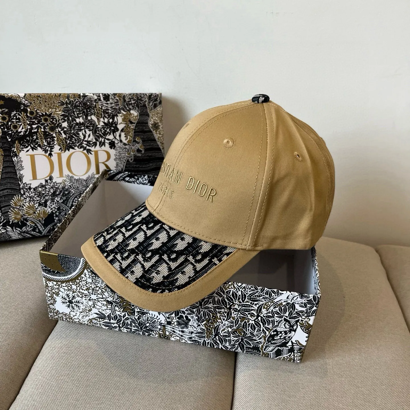 P60 [DIOR Dior] new popular simple baseball cap 🧢, new model shipped, big brand style is super easy to match, hurry up and get it!