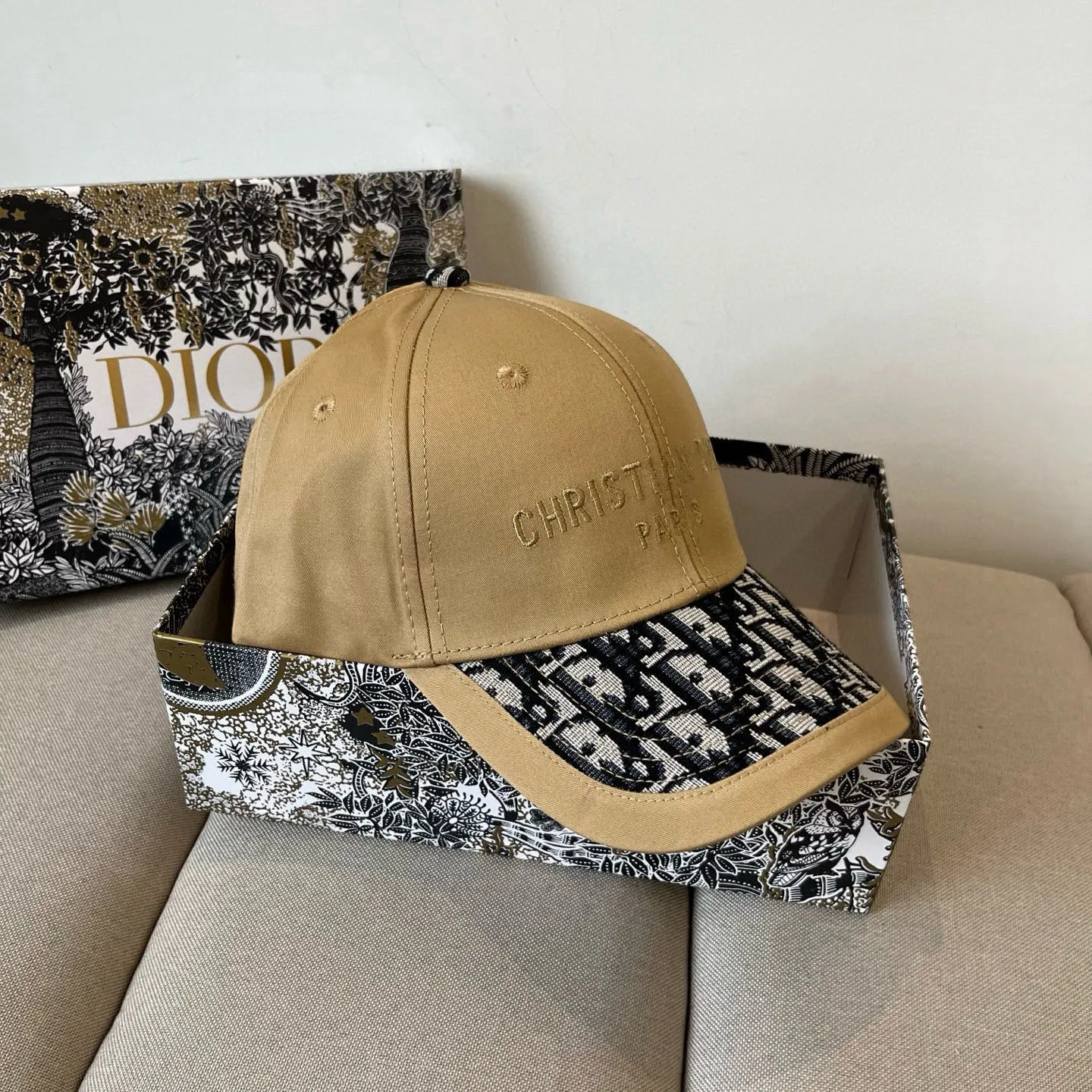 P60 [DIOR Dior] new popular simple baseball cap 🧢, new model shipped, big brand style is super easy to match, hurry up and get it!