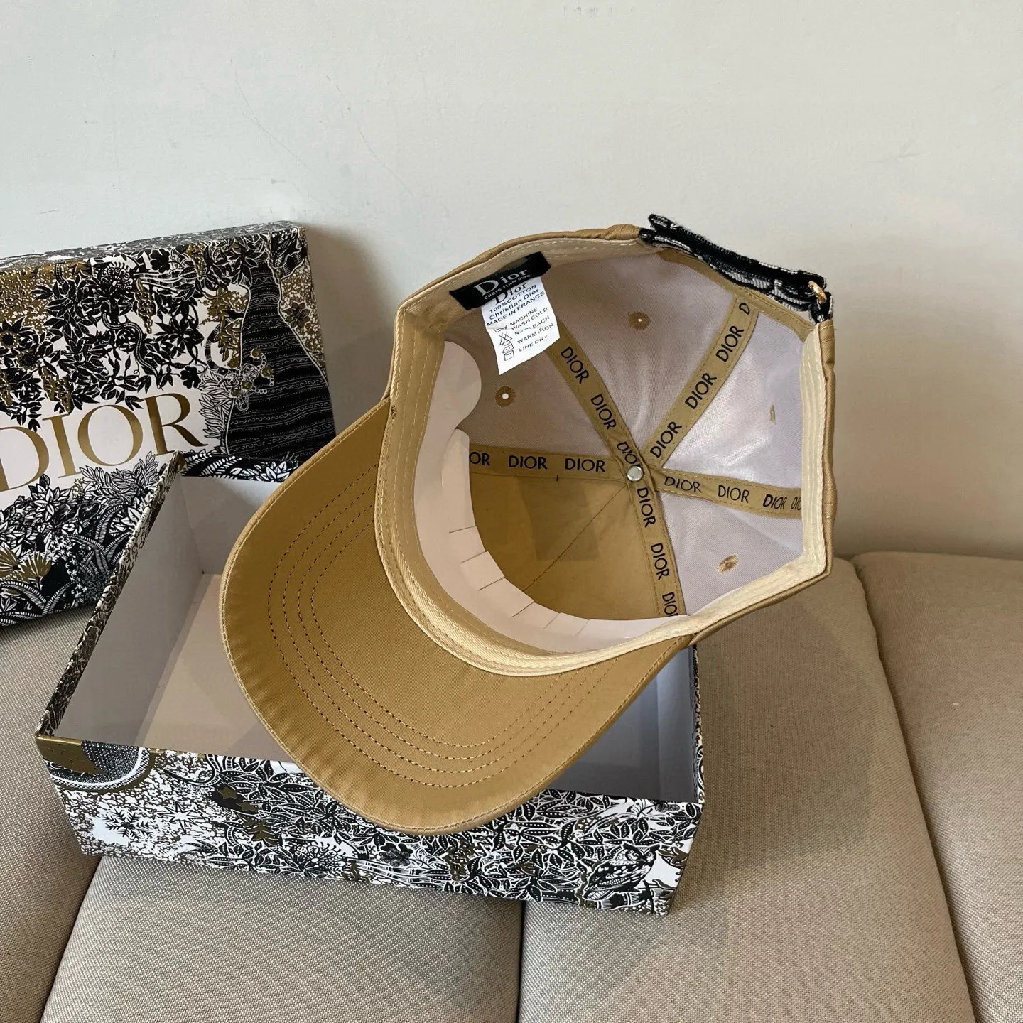 P60 [DIOR Dior] new popular simple baseball cap 🧢, new model shipped, big brand style is super easy to match, hurry up and get it!