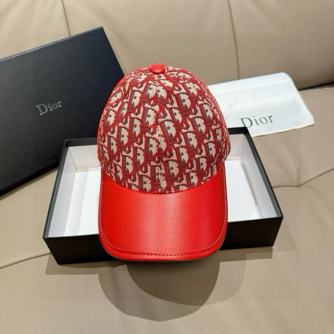 P90, Dior's new original baseball cap, Dior presbyopic patchwork leather, full of retro charm, popular new model at the counter, 1:1 mold customization, original canvas fabric + first-layer cowhide, pure cotton lining, light and breathable! The quality is great, the basic head circumference is 56cm, and the patch is adjustable.