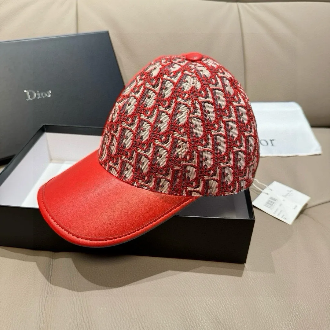 P90, Dior's new original baseball cap, Dior presbyopic patchwork leather, full of retro charm, popular new model at the counter, 1:1 mold customization, original canvas fabric + first-layer cowhide, pure cotton lining, light and breathable! The quality is great, the basic head circumference is 56cm, and the patch is adjustable.