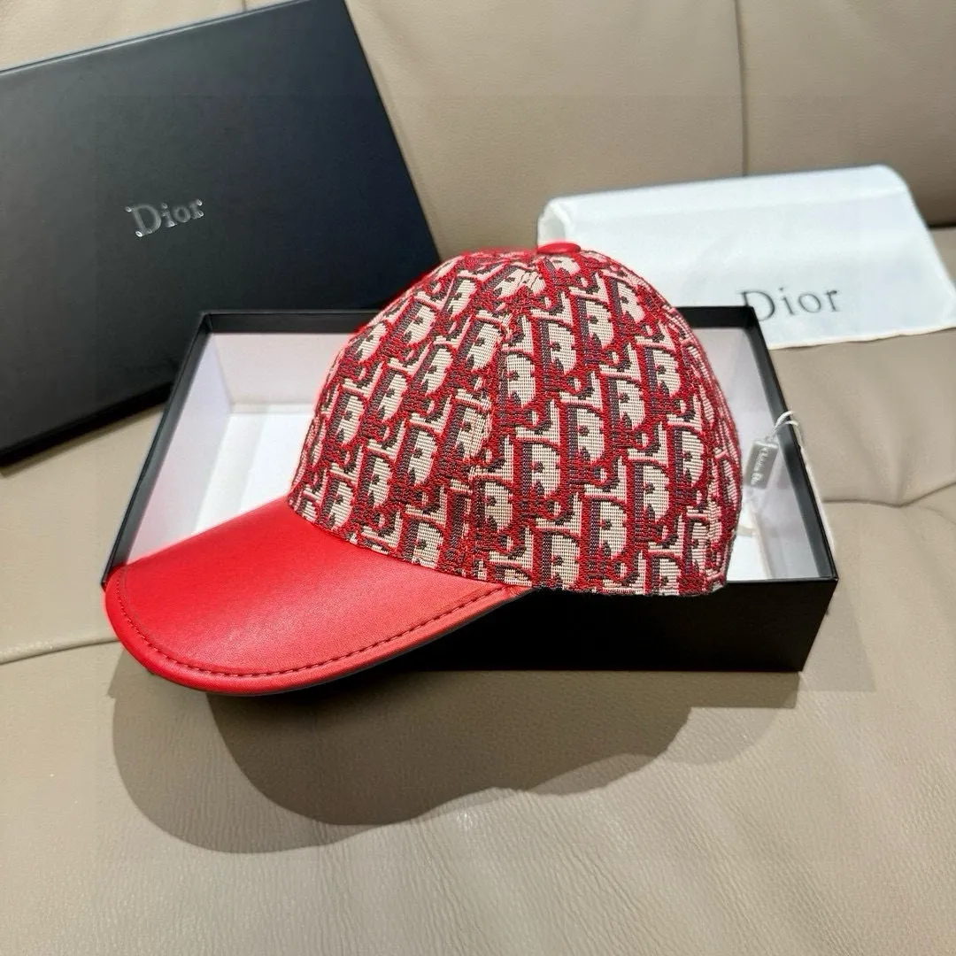 P90, Dior's new original baseball cap, Dior presbyopic patchwork leather, full of retro charm, popular new model at the counter, 1:1 mold customization, original canvas fabric + first-layer cowhide, pure cotton lining, light and breathable! The quality is great, the basic head circumference is 56cm, and the patch is adjustable.