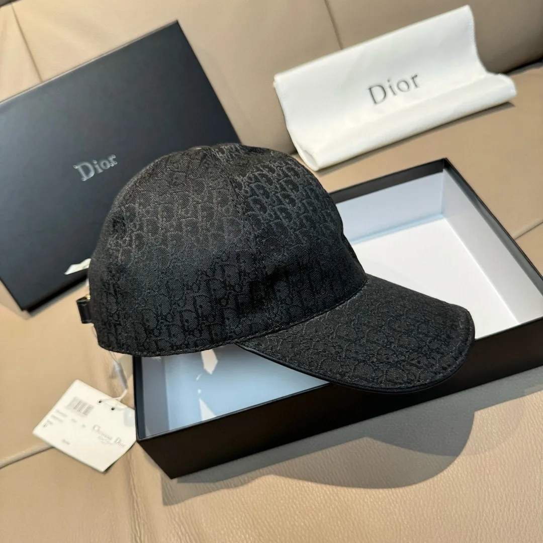 p90 New model shipped, Dior (Dior) new original baseball cap, Dior presbyopia, full of retro charm, popular out of stock at counters, 1:1 mold customization, original canvas fabric + first layer of cowhide, pure cotton lining, light and breathable! The quality is great, the basic head circumference is 56cm, and the patch is adjustable.