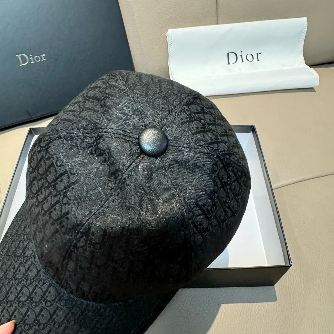 p90 New model shipped, Dior (Dior) new original baseball cap, Dior presbyopia, full of retro charm, popular out of stock at counters, 1:1 mold customization, original canvas fabric + first layer of cowhide, pure cotton lining, light and breathable! The quality is great, the basic head circumference is 56cm, and the patch is adjustable.