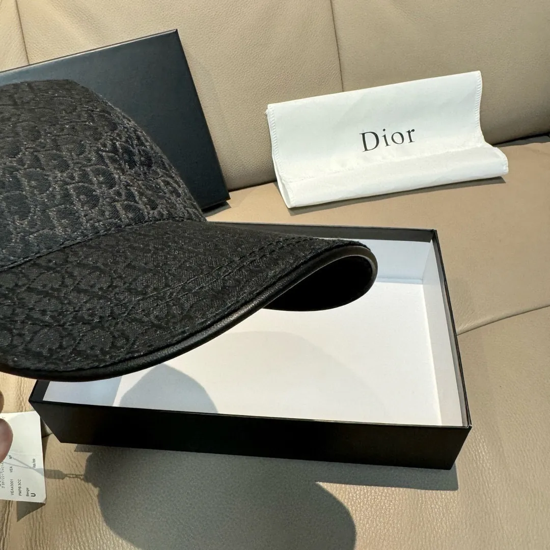 p90 New model shipped, Dior (Dior) new original baseball cap, Dior presbyopia, full of retro charm, popular out of stock at counters, 1:1 mold customization, original canvas fabric + first layer of cowhide, pure cotton lining, light and breathable! The quality is great, the basic head circumference is 56cm, and the patch is adjustable.