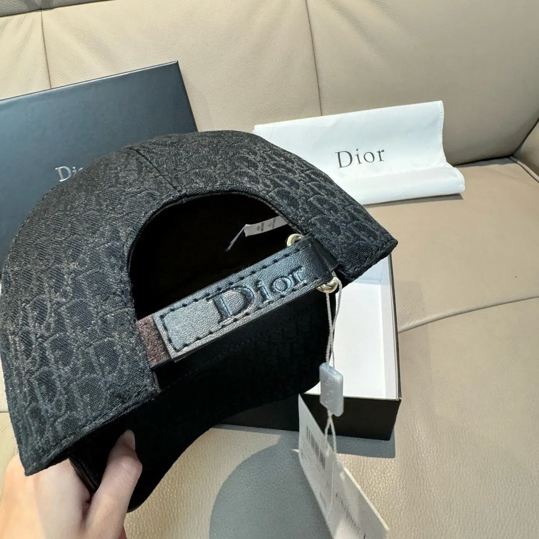 p90 New model shipped, Dior (Dior) new original baseball cap, Dior presbyopia, full of retro charm, popular out of stock at counters, 1:1 mold customization, original canvas fabric + first layer of cowhide, pure cotton lining, light and breathable! The quality is great, the basic head circumference is 56cm, and the patch is adjustable.
