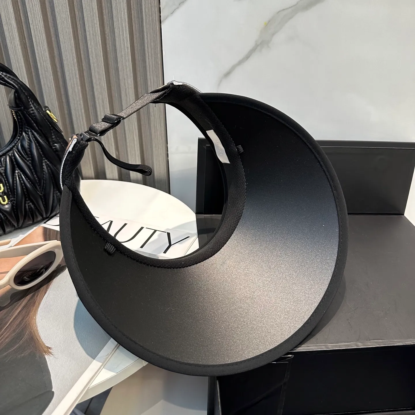 P70💛 Comes with dust bag Dior 2025 new sun visor hollow top headband hat, 🔆 versatile sun visor ~ a great tool for casual outings and a huge anti-scratch! Love it so much 💕