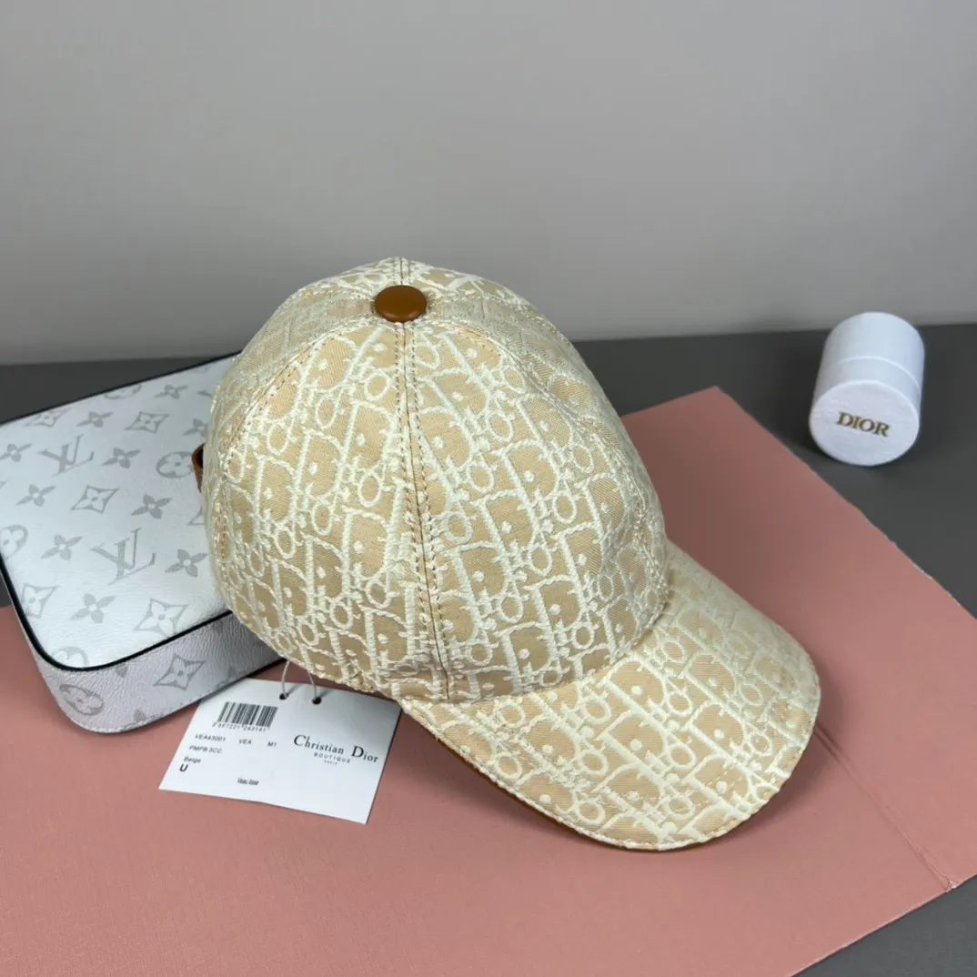 100💰Dior (Dior) new original baseball cap, Dior presbyopia, full of retro charm, popular out of stock at the counter, 1:1 mold customization, original canvas fabric + first layer of cowhide, pure cotton lining, light and breathable! The quality is great, the basic head circumference is 56cm, and the patch is adjustable.