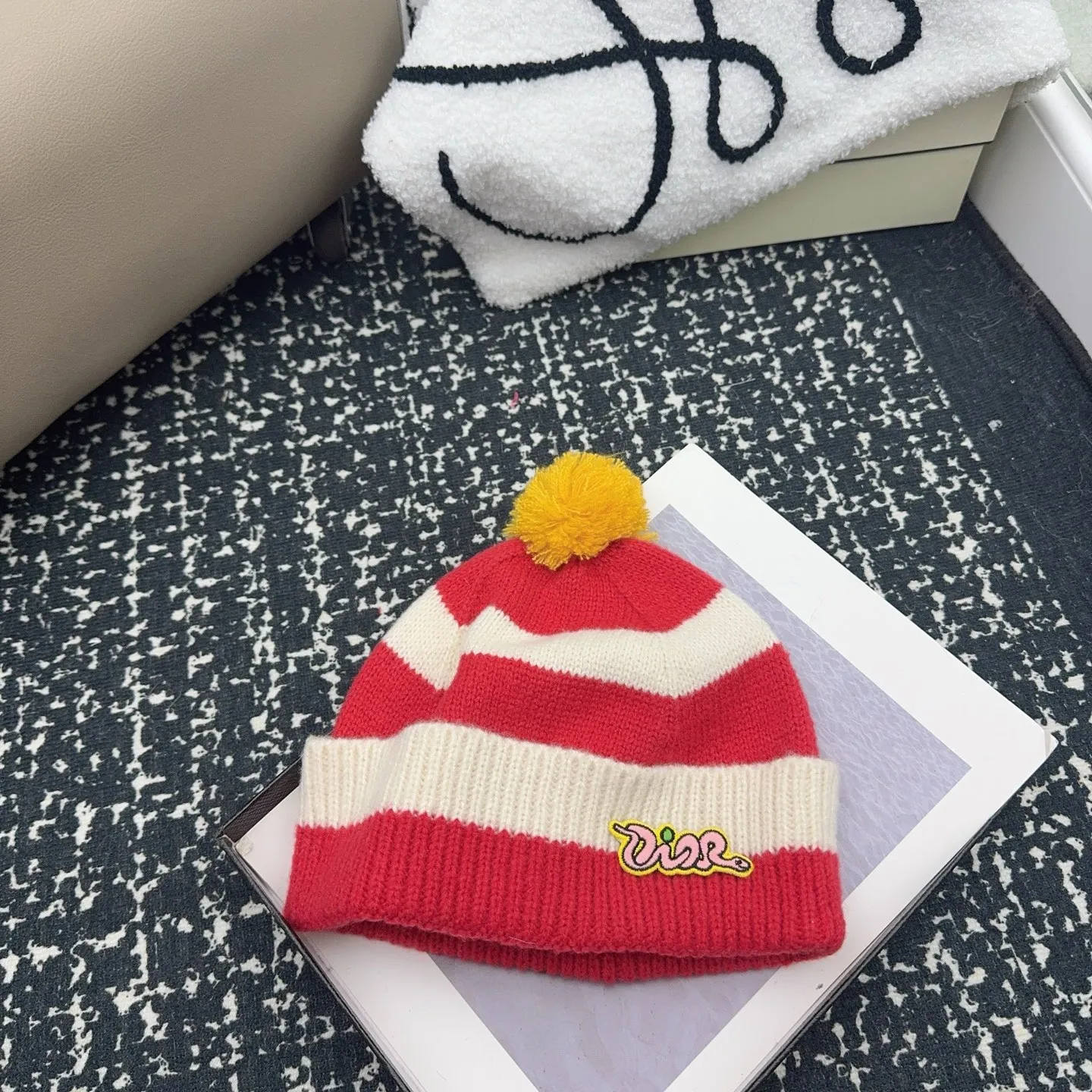 🎄 DIOR’s new knitted hat is full of atmosphere~