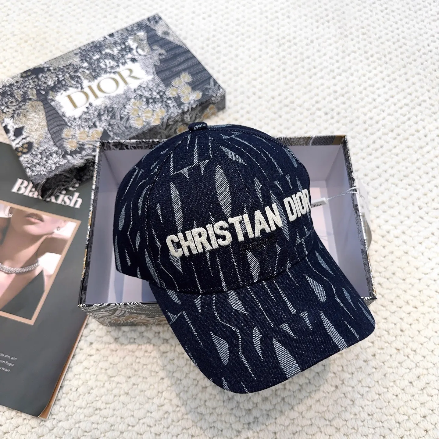 P66 Dior👒 New high version embroidered baseball cap🧢, super high sun protection index, especially small face, stylish and not soft, can be folded at will, easy to carry🤗