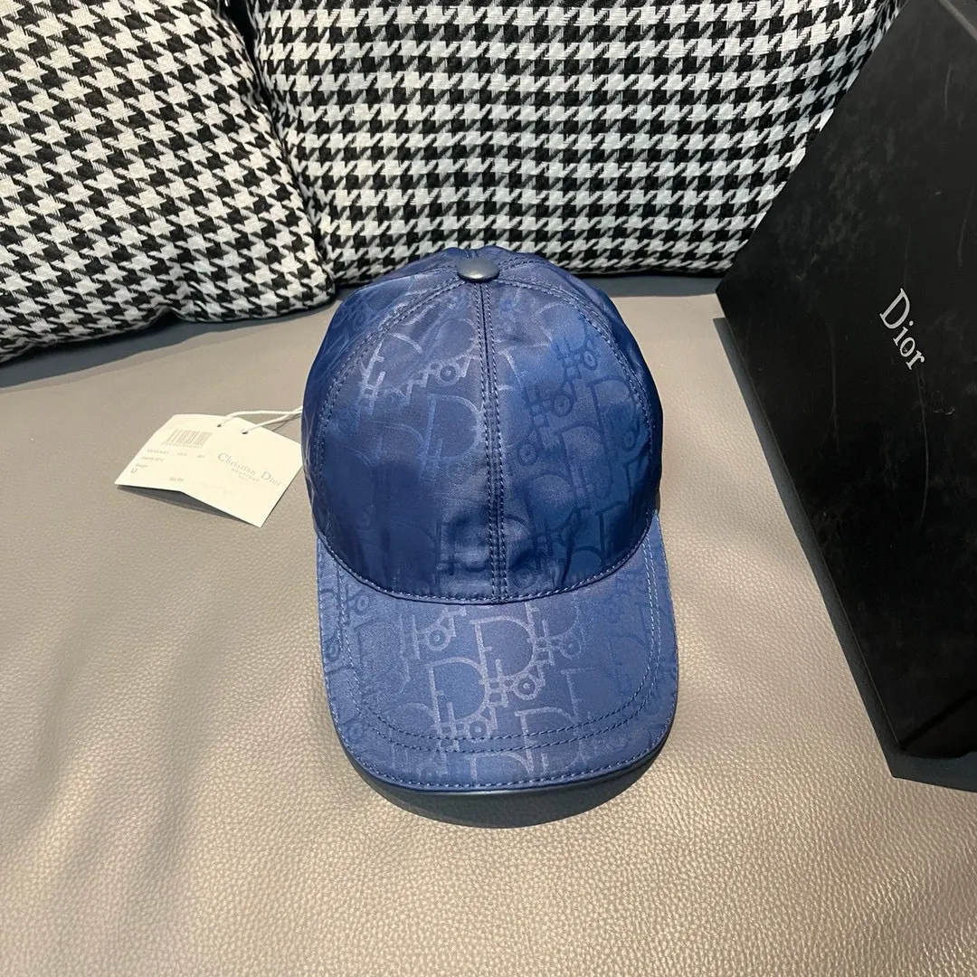 p90, Dior's new original baseball cap, Dior presbyopia, full of retro charm, popular out of stock at counters, 1:1 mold customization, original canvas fabric + first-layer cowhide, pure cotton lining, light and breathable! The quality is great, the basic head circumference is 56cm, and the patch is adjustable. Counter three colors