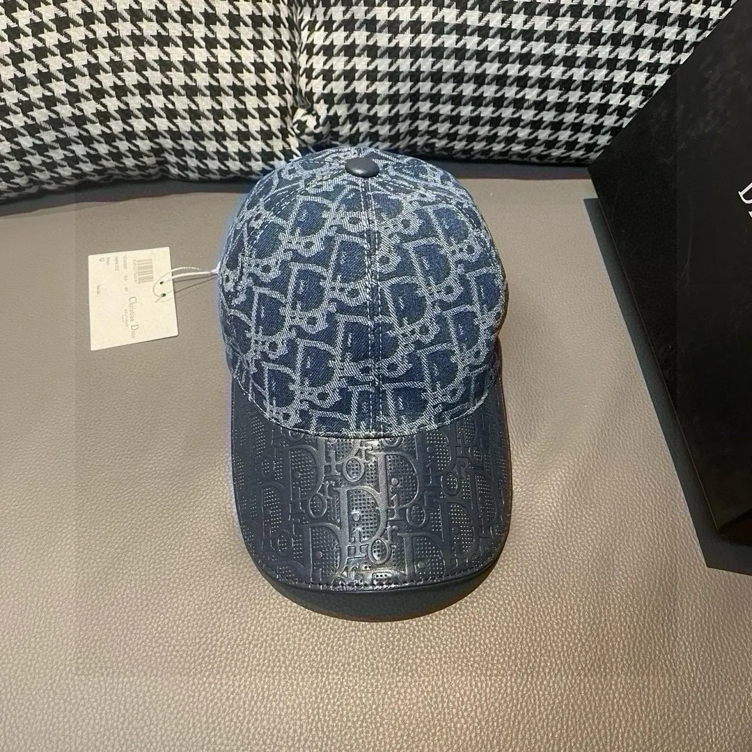 P90, Dior's new original baseball cap, Dior presbyopic leather, full of retro charm, 1:1 mold customization, original canvas fabric + first-layer cowhide, pure cotton lining, light and breathable! The quality is great, the basic head circumference is 56cm, and the patch is adjustable.