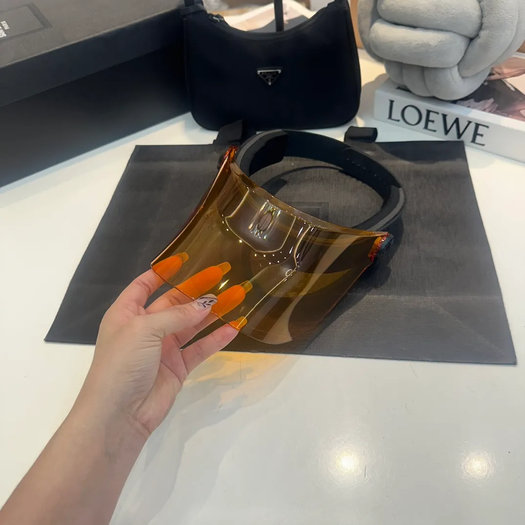 P170 D Home Jacquard version of Dior European fashion empty top hat! Lens cap! Many celebrities have the same style! A super fashionable and practical fashion item! 1:1 quality. New products synchronized at the counter! It has good breathability and is a must-have for summer sun protection! The color is grand! The style is novel and unique and goes well with clothes! Highly practical and high-end quality! High-quality resin fabric, high-end, light, hot and colorful! The elastic strap design is not limited to head circumference, and the sunshade effect is particularly good this summer!