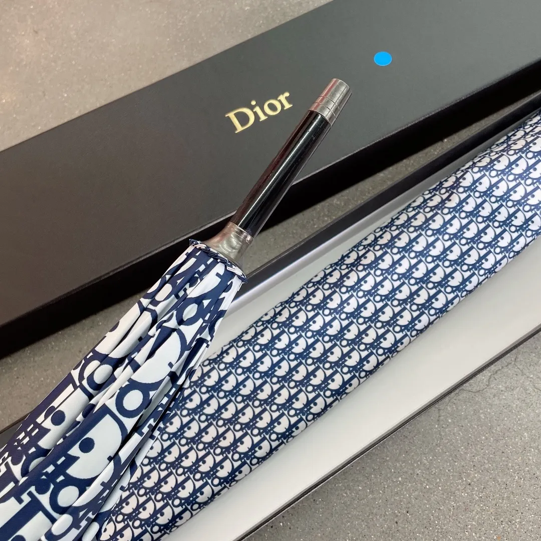 P160 Dior long umbrella is definitely a great benefit for consumers this year. A product not to be missed by Dior enthusiasts. Comes with high-end original packaging🔥🔥The same style as popular stars. Fully automatic one-click opening. Elegant solid wood handle. Luxurious and comfortable. Great grip. Alkaline-free fiber ribs have large-angle bending resistance. Very strong and flexible. Strong wind resistance. Unique pattern luxury highlights taste. Grand and exquisite. New coating technology umbrella cloth brings surprising shading effect. Better sun protection and heat insulation performance. Just flick it. The water-repellent effect is visible. The metal umbrella cap is integrated and more wear-resistant than plastic umbrella caps. It brings you higher specifications and better enjoyment. Comes with a gift box.