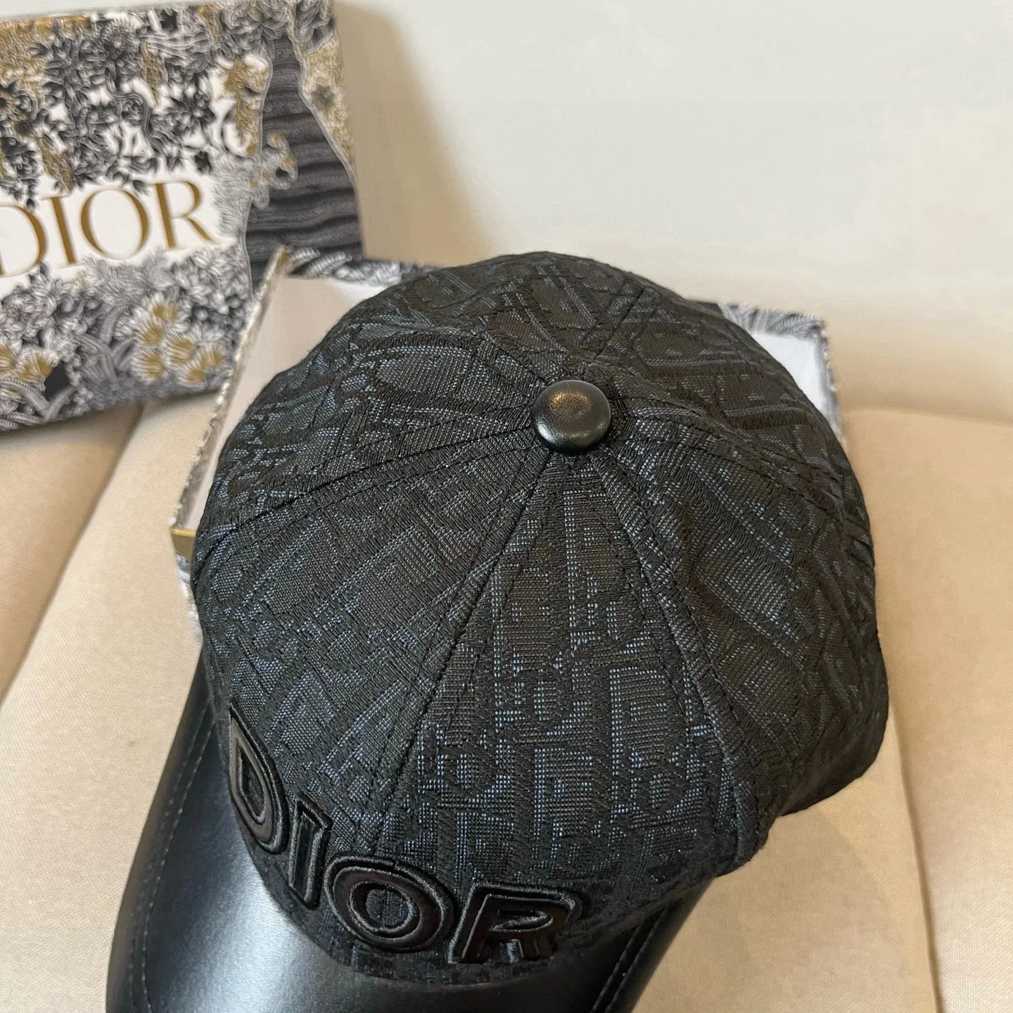 P50 [DIOR Dior] new popular simple baseball cap 🧢, new model shipped, big brand style is super easy to match, hurry up and get it!