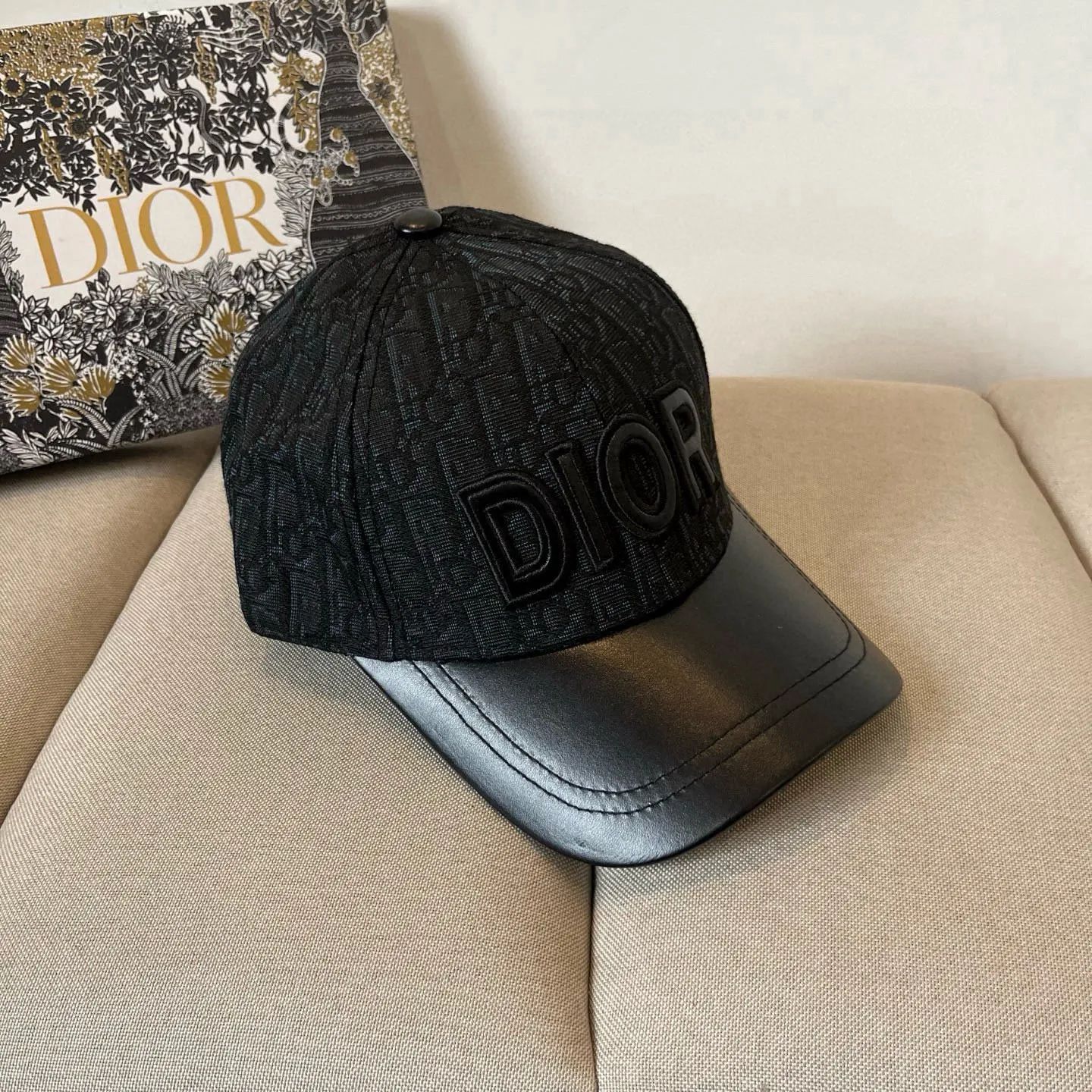 P50 [DIOR Dior] new popular simple baseball cap 🧢, new model shipped, big brand style is super easy to match, hurry up and get it!