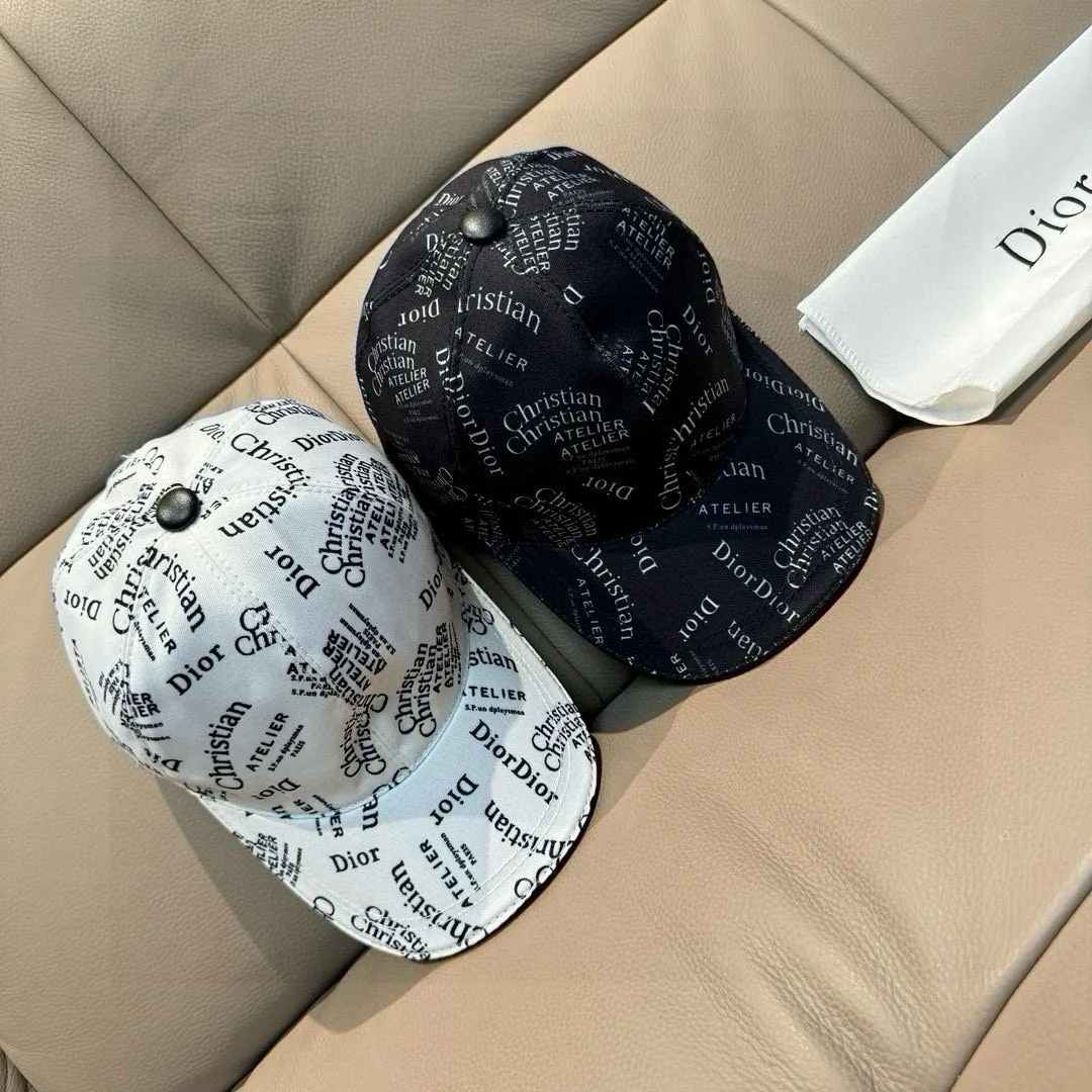 p90, Dior's new original baseball cap, Christian Dior screen printing, full of retro charm, popular out of stock at counters, 1:1 mold customization, original canvas fabric + first-layer cowhide, pure cotton lining, light and breathable! The quality is great, the basic head circumference is 56cm, and the patch is adjustable.