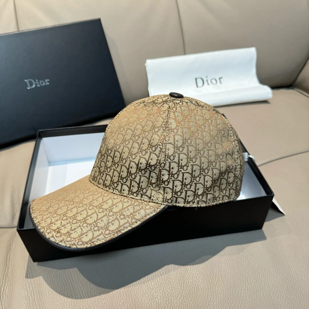 p90 New model shipped, Dior (Dior) new original baseball cap, Dior presbyopia, full of retro charm, popular out of stock at counters, 1:1 mold customization, original canvas fabric + first layer of cowhide, pure cotton lining, light and breathable! The quality is great, the basic head circumference is 56cm, and the patch is adjustable.