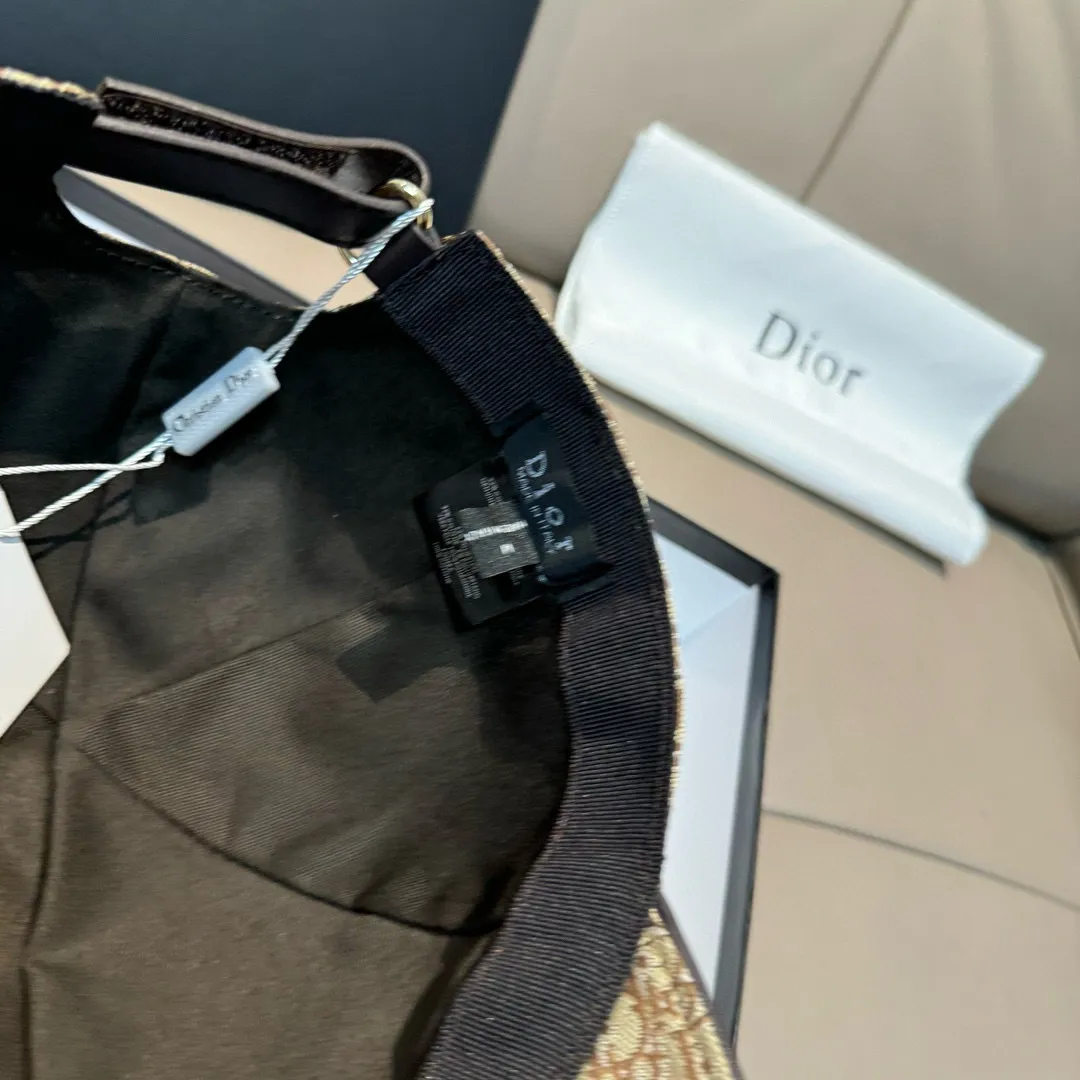 p90 New model shipped, Dior (Dior) new original baseball cap, Dior presbyopia, full of retro charm, popular out of stock at counters, 1:1 mold customization, original canvas fabric + first layer of cowhide, pure cotton lining, light and breathable! The quality is great, the basic head circumference is 56cm, and the patch is adjustable.