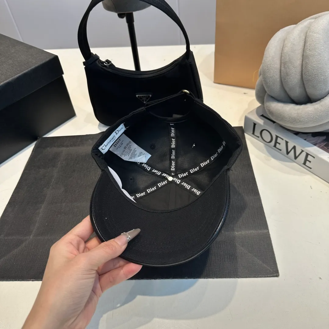 P60 DIOR Dior's new popular simple baseball cap 🧢, new model shipped, big brand style is super easy to match, hurry up and get it!