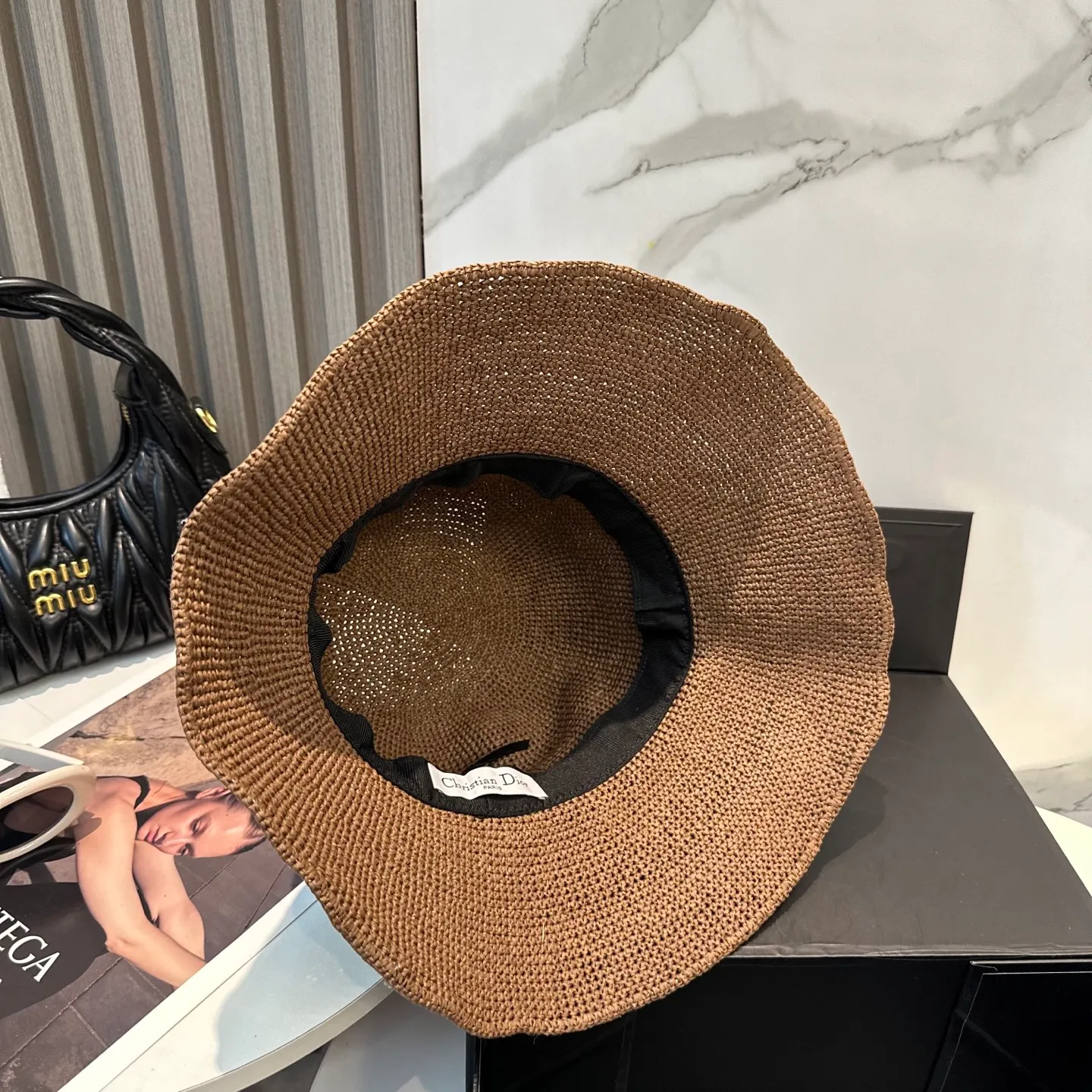 P96 Dior sun protection bucket hat is made of high density, a super tasteful hat that shows off your face and is small ~ your first choice for travel! The hat is super beautiful in shape and color, lightweight and foldable! A must-have for little fairies🧚Head circumference 57cm