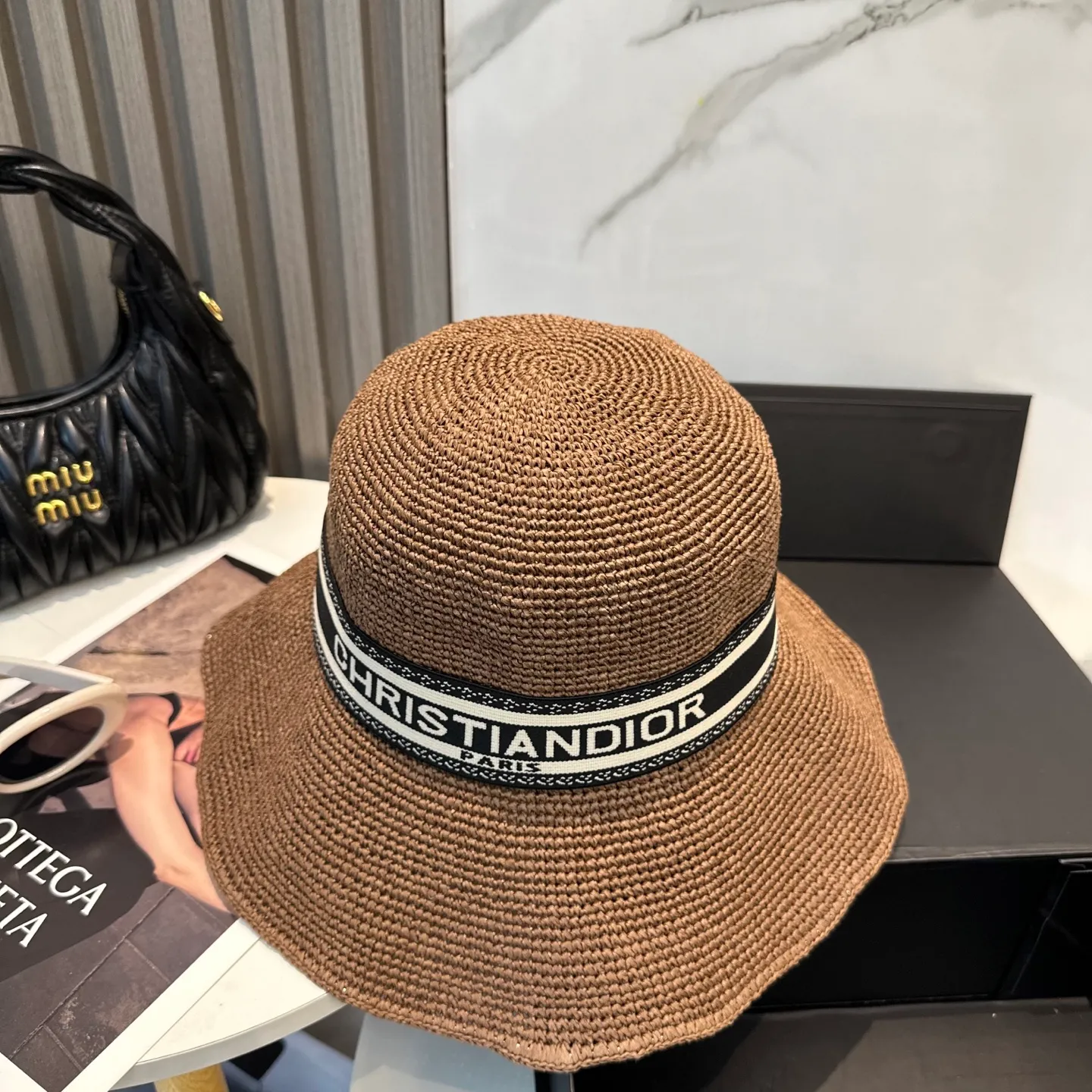 P96 Dior sun protection bucket hat is made of high density, a super tasteful hat that shows off your face and is small ~ your first choice for travel! The hat is super beautiful in shape and color, lightweight and foldable! A must-have for little fairies🧚Head circumference 57cm