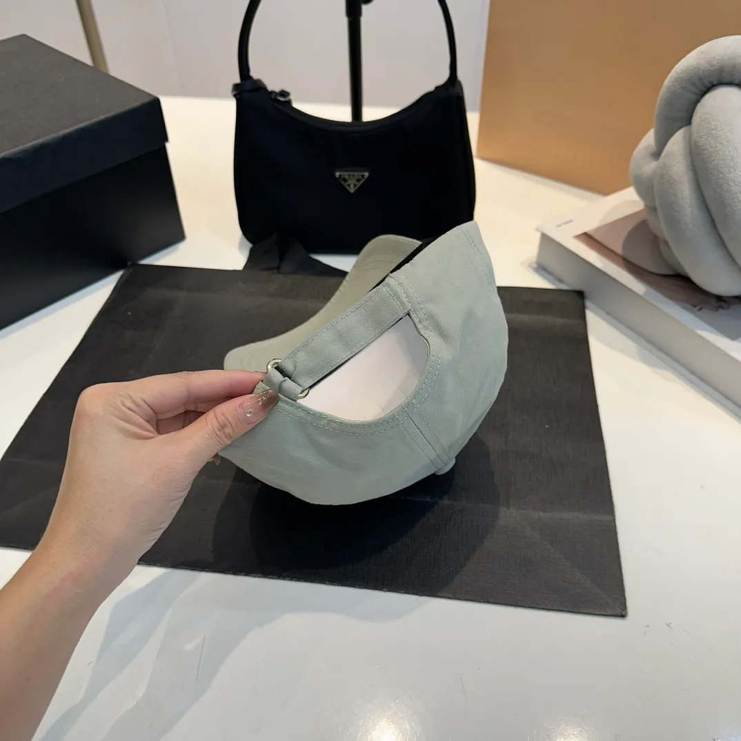 P56 DIOR Dior co-branded new counter synchronously embroidered simple baseball cap, hot style, synchronized with big brands, super easy to match, shipped!